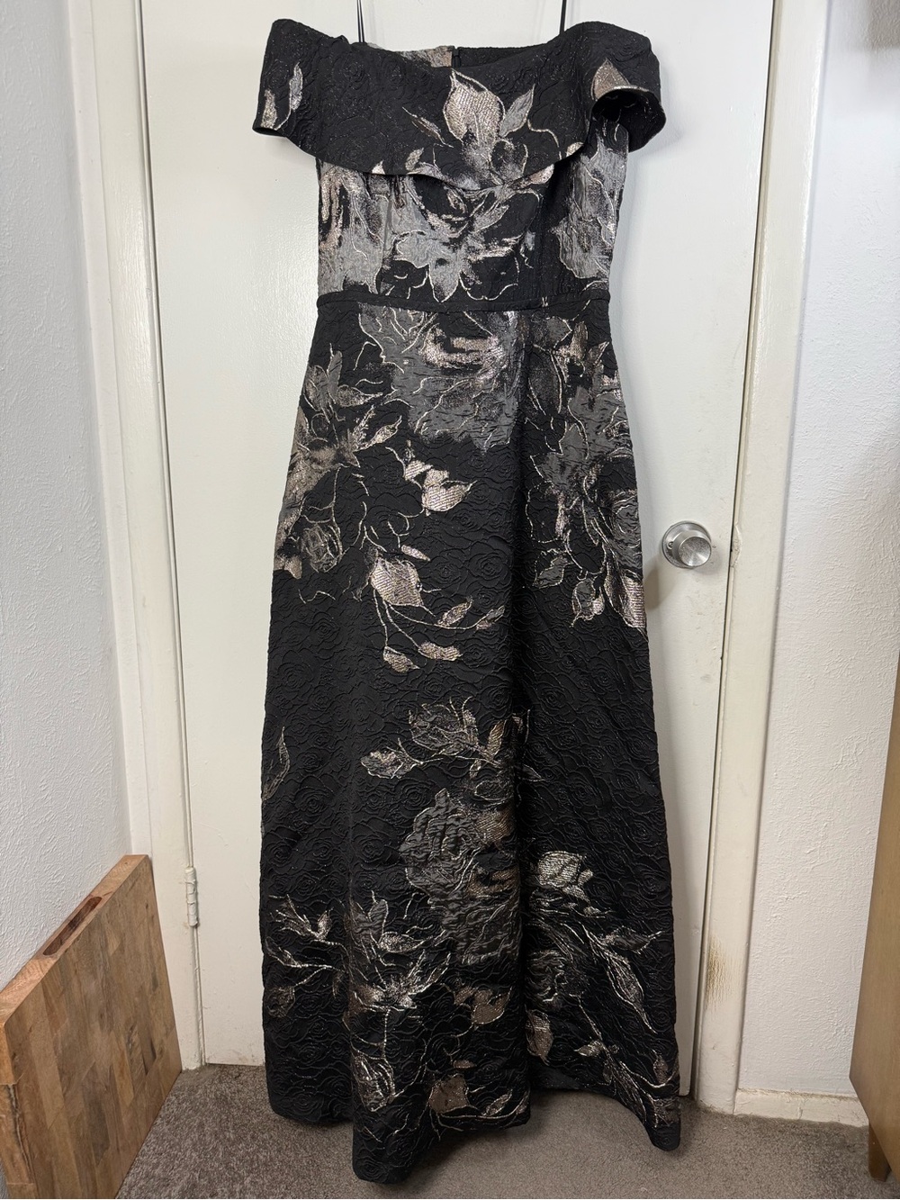 Teri Jon Rickie Freeman Black
Off-the-Shoulder Metallic Floral Jacquard dress 14 - Picture 2 of 11